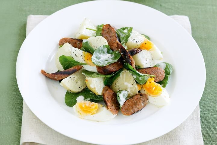 Sallatë e ngrohtë me salçiçe Evokhni dhe patate